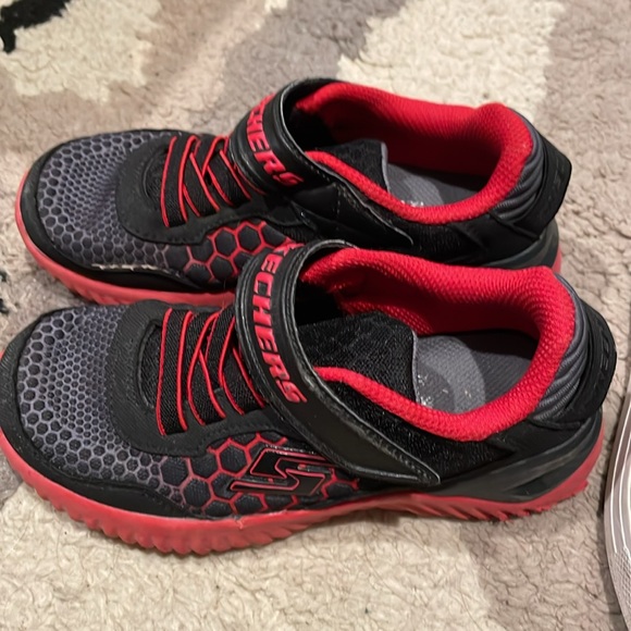 Boys shoes by sketchers sizes 13-1 - Picture 3 of 10